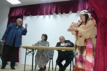 Trupa Ambițioșii dă un spectacol la Focșani