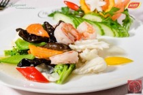 Creveti si calamari cu legume