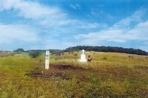 Cine îşi permite să profaneze o cruce de eroi aviatori?!