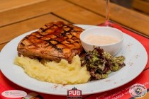 Coaste de porc marinate, la gratar