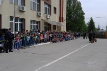 Elevi prezenți la ziua Porților Deschise la Jandarmeria de la Brăila