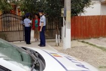 Polițiștii se adresează persoanelor vârstnice cu sfaturi pentru a-și păzi locuința de hoți