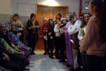 Persoanele vârstnice de la Căminul „Sfinții Apostoli Petru și Pavel” Brăila au primit primii colindatori
