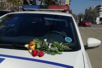 O floare și un gând bun pentru toate brăilencele, din partea polițiștilor brăileni