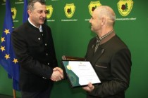 Romsilva l-a premiat pe pădurarul care a salvat două minore în județul Mureș