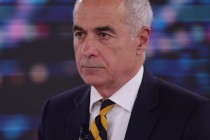BOMBĂ ÎN POLITICĂ! Călin Georgescu, SĂLTAT de mascați în drum spre bazinul de înot! Prejudiciu de peste un milion de euro