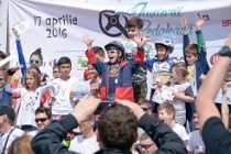 Juniorii pedalează la Galaţi, în parcarea Centrului Comercial Auchan, 8 mai 2016