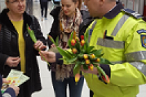 Polițiștii brăileni au întâmpinat doamnele și domnișoarele cu flori de 1 martie