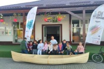 Mila 23 | Lansarea la apă a canotcii construite de copiii din cadrul atelierului educațional Apele Unite ale României