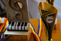 Câştigătoarea Marelui Premiu şi a Trofeului Concursului Naţional de Pian Virtuozii 2024 este Mîrzac Andreea Camelia din Galați