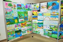 Expoziție de artă incluzivă la Biblioteca Județeană Brăila: peste 700 de elevi din întreaga țară participă la Concursul Anotimpuri și culoare în inimă de copil