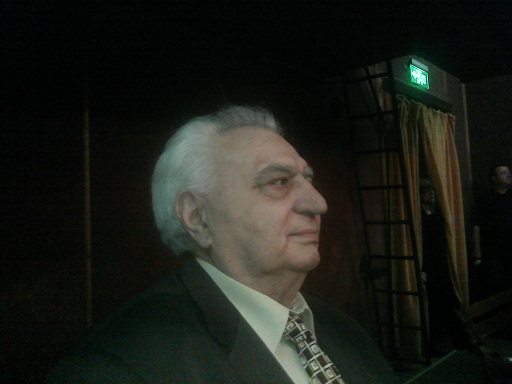 ion Balan urmarind din spatele salii spectacolul Palosul fermecat