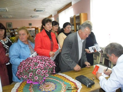 M.Vintila acordand autografe