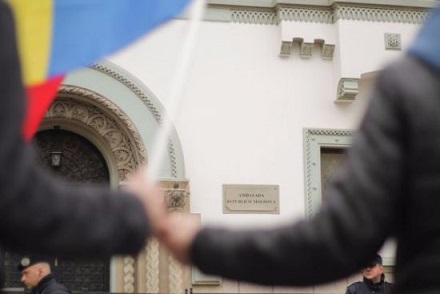 protest in fata ambasadei R.Moldova