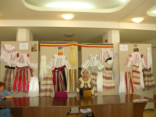 expozitie costume populare