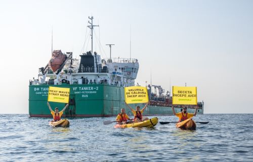 Protest Greenpeace &icirc;n fața unui petrolier rusesc