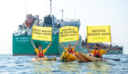 Protest Greenpeace în fața unui petrolier rusesc: Seceta începe aici! 
