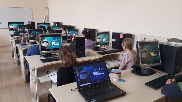 Ateliere Fără Frontiere a donat calculatoare la 6 unități de învîțământ din Brăila 