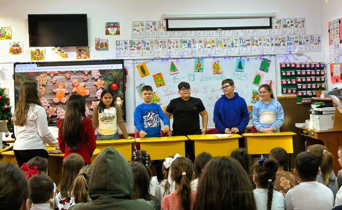 În perioada 15-19 decembrie, în cadrul proiectului tematic „Împreună de Crăciun”, elevii clasei a V-a B de la Școala Gimnazială „Ion Luca Caragiale” au participat la o serie de activități speciale, dedicate sărbătorii Crăciunului, în cadrul Programului „Școala altfel”. Sub îndrumarea doamnei profesor Andrei Alecsandra și a doamnei bibliotecar Baicu Mihaela, elevii au aprofundat semnificația acestei sărbători și modul în care poporul român o celebrează. Activitățile au inclus interpretarea unei scenete, colinde și cântece specifice sezonului de iarnă, menite să aducă bucurie și să sensibilizeze elevii față de tradițiile și valorile culturale românești. Evenimentul a fost onorat de prezența doamnei director Lepădatu Anișoara și a doamnei director adjunct Ciolache Maria-Magdalena, care au urmărit cu mândrie activitatea elevilor. De asemenea, ca invitați speciali, au participat elevii clasei pregătitoare B, conduși de doamna învățător Cotelea Mihaela. Micii oaspeți au fost încântați de prestația colegilor mai mari și au fost impresionați de atmosfera festivă. Pentru a aduce și mai multă bucurie, elevii au primit sponsorizare cu dulciuri și suc, întărind astfel spiritul de solidaritate și împărtășire specific sărbătorilor de iarnă. Această serie de activități a avut scopul de a sensibiliza copiii față de importanța tradițiilor și frumusețea valorilor autentice, contribuind la formarea unor persoane capabile să aprecieze frumusețea vieții și a culturii românești. 2