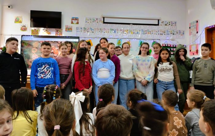 În perioada 15-19 decembrie, în cadrul proiectului tematic „Împreună de Crăciun”, elevii clasei a V-a B de la Școala Gimnazială „Ion Luca Caragiale” au participat la o serie de activități speciale, dedicate sărbătorii Crăciunului, în cadrul Programului „Școala altfel”. Sub îndrumarea doamnei profesor Andrei Alecsandra și a doamnei bibliotecar Baicu Mihaela, elevii au aprofundat semnificația acestei sărbători și modul în care poporul român o celebrează. Activitățile au inclus interpretarea unei scenete, colinde și cântece specifice sezonului de iarnă, menite să aducă bucurie și să sensibilizeze elevii față de tradițiile și valorile culturale românești. Evenimentul a fost onorat de prezența doamnei director Lepădatu Anișoara și a doamnei director adjunct Ciolache Maria-Magdalena, care au urmărit cu mândrie activitatea elevilor. De asemenea, ca invitați speciali, au participat elevii clasei pregătitoare B, conduși de doamna învățător Cotelea Mihaela. Micii oaspeți au fost încântați de prestația colegilor mai mari și au fost impresionați de atmosfera festivă. Pentru a aduce și mai multă bucurie, elevii au primit sponsorizare cu dulciuri și suc, întărind astfel spiritul de solidaritate și împărtășire specific sărbătorilor de iarnă. Această serie de activități a avut scopul de a sensibiliza copiii față de importanța tradițiilor și frumusețea valorilor autentice, contribuind la formarea unor persoane capabile să aprecieze frumusețea vieții și a culturii românești. 3