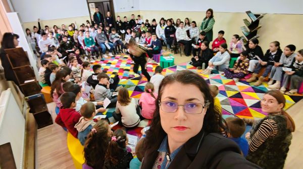Elevii și cadrele didactice ale Școlii Gimnaziale Dudești, jud. Brăila, au sărbătorit Ziua Internațională a Cititului Împreună (ZICI) 2025, un eveniment global dedicat apropierii oamenilor prin puterea cuvintelor și a poveștilor împărtășite cu voce tare. La a 9-a ediție în România și a 15-a ediție în lume, evenimentul de anul acesta a fost dedicat incluziunii persoanelor cu dizabilități, promovând principiile democratice și sloganul "Democrația începe acasă. Cititul împreună începe acasă". Elevii ciclului primar și gimnazial au participat cu entuziasm la activități care au inclus citirea de cărți, proiecte, desene și împărtășirea de impresii. De asemenea, au dat glas unor citate despre lectură și fragmente preferate din cărțile citite, creând o atmosferă deosebită. Una dintre activitățile principală a fost citirea cărții "Un băiat de nota 10" de Alec Blenche, citită de dna. Profesor Dumitrașcu Roxana, moderator al activității. La eveniment au participat învățători și profesori, cadre didactice ale Școlii Gimnaziale Dudești. Prin această sărbătoare, școala a dorit să promoveze lectura ca fundament al dezvoltării competențelor de alfabetizare și să aducă oamenii mai aproape prin puterea cuvintelor și a poveștilor împărtășite cu voce tare. Școala Gimnazială Dudești, jud. Brăila, este mândră de a face parte din această mișcare globală care promovează lectura și incluziunea, și își propune să continue să inspire și să încurajeze elevii săi să devină cititori pasionați și să se implice în activități care promovează valorile democratice. 3