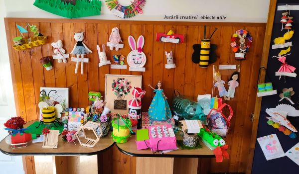 &Icirc;ntr-o atmosferă plină de entuziasm și creativitate, județul Tulcea găzduiește cea de-a doua ediție a concursului județean intitulat &bdquo;NOUĂ NE PASĂ! SUFLET, MAGIE, CULOARE&hellip; DEZVOLTARE!&rdquo;, care se desfășoară &icirc;n perioada 26-30 mai 2025.  Concursul, &icirc;nscris &icirc;n calendarul Programului Național de Educație pentru Dezvoltare Emoțională și Juridică (CPEEJ) Tulcea 2025, cu numărul 12453/11.12.2025, poziția 25, reunește peste 190 de preșcolari și elevi din clasele primare și gimnaziale, provenind din 8 județe ale țării &ndash; Tulcea, Harghita, Galați, Bacău, Dolj, Constanța, Ilfov, Maramureș &ndash; precum și din Republica Moldova.  Secțiunile concursului: - Secțiunea I: &bdquo;Jucării creative/obiecte utile&rdquo; &ndash; 60 de participanți - Secțiunea II: &bdquo;Eco voluntariat &ndash; costume din materiale reciclabile&rdquo; &ndash; 97 de elevi - Secțiunea III: &bdquo;&Icirc;mpreună &icirc;n diversitate și interculturalitate&rdquo; &ndash; 47 de participanți  Coordonatorii proiectului sunt profesorii Oprescu Narcis Doru (director), Tulică Constanța (director adjunct), precum și profesorii Bădescu Janina și Suciu Maria.  Scopul proiectului este de a valorifica și dezvolta interesele și aptitudinile elevilor, de a crește gradul de socializare și valorizare, precum și de a asigura șanse egale de dezvoltare personală. Participanții vor fi implicați &icirc;n activități care să &icirc;i ajute să &icirc;nțeleagă și să abordeze probleme sociale, culturale și educaționale din societatea actuală, promov&acirc;nd implicarea voluntară și spiritul civic.  Obiectivele specifice ale inițiativei includ: - stimularea și afirmarea potențialului creativ al preșcolarilor și elevilor - dezvoltarea competențelor sociale, civice, de inițiativă și antreprenorială - realizarea de expoziții cu lucrările participanților - diseminarea rezultatelor proiectului  Concursul promite să devină o platformă de exprimare artistică și de promovare a valorilor civice, contribuind la formarea unei generații implicate și creative. tulcea macin 