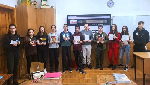 La Școala Gimnazială „Ion Luca Caragiale” din Brăila, a avut loc o serie de activități speciale dedicate „Zilei Internaționale a Cititului Împreună” (ZICI), joi, 5 februarie 2026. Evenimentul a fost organizat de cadrele didactice și elevi, în colaborare cu biblioteca școlii, având ca scop principal promovarea cititului cu voce tare și stimularea imaginației tinerilor. Inițiativa a urmărit să încurajeze gustul pentru lectură, dar și să dezvolte interesul pentru cunoaștere, să crească volumul de informații și să îmbogățească viața sufletească a elevilor. Într-o societate dominată de ecrane și informație rapidă, activitatea a demonstrat că lectura nu este doar o activitate solitară, ci o experiență vie, capabilă să construiască punți între oameni și să ofere momente de reconectare și încetinire a ritmului cotidian. Evenimentul a fost marcat de o atmosferă plină de bucurie, râsete și întrebări spontane, atât pentru elevii din ciclul primar, cât și pentru cei din gimnaziu. Elevii au mărturisit că s-au „încărcat cu energie” și au descoperit importanța răbdării, empatiei și comunicării directe. Cadrele didactice au apreciat activitatea ca fiind o reușită deplină, subliniind rolul esențial al lecturii în dezvoltarea personală și spirituală. La final, Ziua Internațională a Cititului Împreună 2026 a reconfirmat că o carte deschisă rămâne una dintre cele mai frumoase modalități de a construi o comunitate și de a apropia sufletele, indiferent de vârstă. Activitatea a evidențiat importanța cititului cu voce tare în dezvoltarea limbajului, a imaginației și în consolidarea relațiilor dintre copii. Prin această inițiativă, elevii au fost încurajați să redescopere plăcerea lecturii, să ia o carte și să găsească o audiență pentru a împărtăși bucuria și înțelepciunea ascunsă în pagini, într-un gest simplu, dar cu impact profund asupra dezvoltării lor. 2