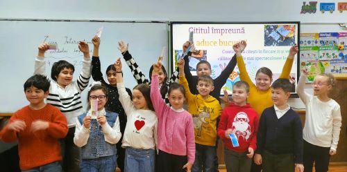 La Școala Gimnazială „Ion Luca Caragiale” din Brăila, a avut loc o serie de activități speciale dedicate „Zilei Internaționale a Cititului Împreună” (ZICI), joi, 5 februarie 2026. Evenimentul a fost organizat de cadrele didactice și elevi, în colaborare cu biblioteca școlii, având ca scop principal promovarea cititului cu voce tare și stimularea imaginației tinerilor. Inițiativa a urmărit să încurajeze gustul pentru lectură, dar și să dezvolte interesul pentru cunoaștere, să crească volumul de informații și să îmbogățească viața sufletească a elevilor. Într-o societate dominată de ecrane și informație rapidă, activitatea a demonstrat că lectura nu este doar o activitate solitară, ci o experiență vie, capabilă să construiască punți între oameni și să ofere momente de reconectare și încetinire a ritmului cotidian. Evenimentul a fost marcat de o atmosferă plină de bucurie, râsete și întrebări spontane, atât pentru elevii din ciclul primar, cât și pentru cei din gimnaziu. Elevii au mărturisit că s-au „încărcat cu energie” și au descoperit importanța răbdării, empatiei și comunicării directe. Cadrele didactice au apreciat activitatea ca fiind o reușită deplină, subliniind rolul esențial al lecturii în dezvoltarea personală și spirituală. La final, Ziua Internațională a Cititului Împreună 2026 a reconfirmat că o carte deschisă rămâne una dintre cele mai frumoase modalități de a construi o comunitate și de a apropia sufletele, indiferent de vârstă. Activitatea a evidențiat importanța cititului cu voce tare în dezvoltarea limbajului, a imaginației și în consolidarea relațiilor dintre copii. Prin această inițiativă, elevii au fost încurajați să redescopere plăcerea lecturii, să ia o carte și să găsească o audiență pentru a împărtăși bucuria și înțelepciunea ascunsă în pagini, într-un gest simplu, dar cu impact profund asupra dezvoltării lor. 4