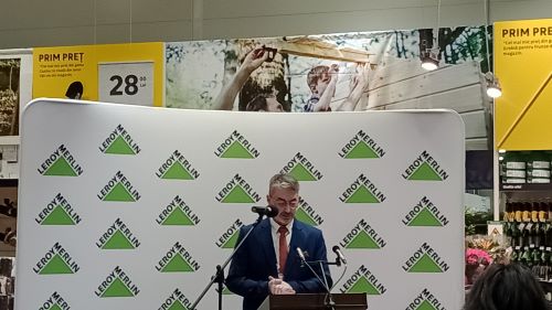 Leroy Merlin deschide cel de-al 26-lea magazin din Rom&acirc;nia, marc&acirc;nd prima sa prezență &icirc;n municipiul Brăila. Noua unitate, situată pe Șoseaua R&acirc;mnicu-Sărat, &icirc;și va deschide porțile pe 16 septembrie. &Icirc;n data de 15 septembrie a avut loc deschiderea oficială la care au participat CEo-ul grupului, directorul regional și șeful magazinului Brăila. la deschidere a fost prezent și primarul Brăilei.   Proiectul este construit pe un teren generos de 34.000 de metri pătrați.Portofoliu complet și facilități moderne.  Mathieu Bauduin, CEO Leroy Merlin Rom&acirc;nia, a subliniat că această expansiune aduce brandul mai aproape de locuitorii din Brăila și din &icirc;mprejurimi. Obiectivul principal este transformarea magazinului &icirc;ntr-un partener de &icirc;ncredere pentru proiectele de amenajare ale clienților, oferind soluții complete și prețuri mici &icirc;n fiecare zi.  Leroy Merlin este liderul european al pieței de bricolaj, av&acirc;nd o istorie de peste un secol. Compania face parte din grupul ADEO, o rețea globală care deține peste 1.000 de magazine &icirc;n 20 de țări, reunește 150.000 de angajați și deservește jumătate de miliard de clienți. &Icirc;n Rom&acirc;nia, retailerul continuă să &icirc;și consolideze poziția prin această nouă deschidere. 2 