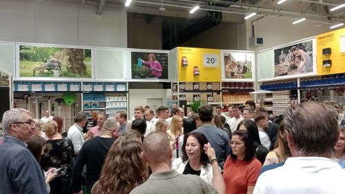 Leroy Merlin deschide cel de-al 26-lea magazin din Rom&acirc;nia, marc&acirc;nd prima sa prezență &icirc;n municipiul Brăila. Noua unitate, situată pe Șoseaua R&acirc;mnicu-Sărat, &icirc;și va deschide porțile pe 16 septembrie. &Icirc;n data de 15 septembrie a avut loc deschiderea oficială la care au participat CEo-ul grupului, directorul regional și șeful magazinului Brăila. la deschidere a fost prezent și primarul Brăilei.   Proiectul este construit pe un teren generos de 34.000 de metri pătrați.Portofoliu complet și facilități moderne.  Mathieu Bauduin, CEO Leroy Merlin Rom&acirc;nia, a subliniat că această expansiune aduce brandul mai aproape de locuitorii din Brăila și din &icirc;mprejurimi. Obiectivul principal este transformarea magazinului &icirc;ntr-un partener de &icirc;ncredere pentru proiectele de amenajare ale clienților, oferind soluții complete și prețuri mici &icirc;n fiecare zi.  Leroy Merlin este liderul european al pieței de bricolaj, av&acirc;nd o istorie de peste un secol. Compania face parte din grupul ADEO, o rețea globală care deține peste 1.000 de magazine &icirc;n 20 de țări, reunește 150.000 de angajați și deservește jumătate de miliard de clienți. &Icirc;n Rom&acirc;nia, retailerul continuă să &icirc;și consolideze poziția prin această nouă deschidere. 4 