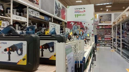 Leroy Merlin deschide cel de-al 26-lea magazin din Rom&acirc;nia, marc&acirc;nd prima sa prezență &icirc;n municipiul Brăila. Noua unitate, situată pe Șoseaua R&acirc;mnicu-Sărat, &icirc;și va deschide porțile pe 16 septembrie. &Icirc;n data de 15 septembrie a avut loc deschiderea oficială la care au participat CEo-ul grupului, directorul regional și șeful magazinului Brăila. la deschidere a fost prezent și primarul Brăilei.   Proiectul este construit pe un teren generos de 34.000 de metri pătrați.Portofoliu complet și facilități moderne.  Mathieu Bauduin, CEO Leroy Merlin Rom&acirc;nia, a subliniat că această expansiune aduce brandul mai aproape de locuitorii din Brăila și din &icirc;mprejurimi. Obiectivul principal este transformarea magazinului &icirc;ntr-un partener de &icirc;ncredere pentru proiectele de amenajare ale clienților, oferind soluții complete și prețuri mici &icirc;n fiecare zi.  Leroy Merlin este liderul european al pieței de bricolaj, av&acirc;nd o istorie de peste un secol. Compania face parte din grupul ADEO, o rețea globală care deține peste 1.000 de magazine &icirc;n 20 de țări, reunește 150.000 de angajați și deservește jumătate de miliard de clienți. &Icirc;n Rom&acirc;nia, retailerul continuă să &icirc;și consolideze poziția prin această nouă deschidere. 6 