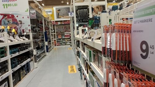 Leroy Merlin deschide cel de-al 26-lea magazin din Rom&acirc;nia, marc&acirc;nd prima sa prezență &icirc;n municipiul Brăila. Noua unitate, situată pe Șoseaua R&acirc;mnicu-Sărat, &icirc;și va deschide porțile pe 16 septembrie. &Icirc;n data de 15 septembrie a avut loc deschiderea oficială la care au participat CEo-ul grupului, directorul regional și șeful magazinului Brăila. la deschidere a fost prezent și primarul Brăilei.   Proiectul este construit pe un teren generos de 34.000 de metri pătrați.Portofoliu complet și facilități moderne.  Mathieu Bauduin, CEO Leroy Merlin Rom&acirc;nia, a subliniat că această expansiune aduce brandul mai aproape de locuitorii din Brăila și din &icirc;mprejurimi. Obiectivul principal este transformarea magazinului &icirc;ntr-un partener de &icirc;ncredere pentru proiectele de amenajare ale clienților, oferind soluții complete și prețuri mici &icirc;n fiecare zi.  Leroy Merlin este liderul european al pieței de bricolaj, av&acirc;nd o istorie de peste un secol. Compania face parte din grupul ADEO, o rețea globală care deține peste 1.000 de magazine &icirc;n 20 de țări, reunește 150.000 de angajați și deservește jumătate de miliard de clienți. &Icirc;n Rom&acirc;nia, retailerul continuă să &icirc;și consolideze poziția prin această nouă deschidere. 7 