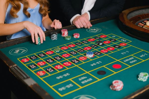 &Icirc;n privința jocurilor de cazino, cel mai puternic simbol este ruleta. Acest joc emblematic are un farmec aparte &icirc;n orice cazino, fie că vorbim despre Las Vegas, Paris sau Londra.   Oriunde &icirc;n lume, ruleta atrage atenția &icirc;ntr-un cazino, iar regulile sunt destul de simple, făc&acirc;nd jocul și mai plăcut. Jocul de ruletă este desigur un joc de noroc, &icirc;nsă cei care &icirc;nțeleg mai bine conceptul pot acționa mai inspirat. C&acirc;nd știi cum să-ți calculezi șansele de c&acirc;știg la ruletă, poți alege cu mai multă atenție ce pariuri să plasezi.  C&acirc;te numere sunt pe o roată de ruletă  Există două tipuri de ruletă, ambele foarte populare inclusiv &icirc;n cazinouri online: ruleta europeană şi ruleta americană. Diferența dintre acestea este mică, dar relevantă pentru șansele de c&acirc;știg ale unui jucător.   La ruleta europeană există 37 de căsuţe pe roată, iar la ruleta americană numărul este mai mare - 38 de cășuțe pe roată. Practic, la cea din urmă există, pe l&acirc;ngă numerele de la 1 la 36 și un zero, o căsuță pe care apare dublu zero. Implicit, ruleta americană are o rată de profit a casei mai mare: 5,26% față de 2,7% pentru ruleta europeană.   La ruleta online, pe o platformă licențiată de către ONJN, jucătorii pot beneficia de toate facilitățile dintr-un cazinou clasic, mai ales dacă aleg opțiunea de live casino.  Există și o altă diferență &icirc;ntre cele două tipuri de ruletă: modul de așezare a numerelor. Astfel, ruleta europeană &icirc;ncepe cu 0, 32, 15, 19, 4, 21, 2, 25, &icirc;n timp ce la cea americană după 0 urmează 28, 9, 26, 30, 11, 7, 20. Analiz&acirc;nd fotografii cu ambele tipuri de ruletă, se poate &icirc;nțelege exact configurația.   Foto 1 aici  Ambele tipuri de rulete au numere roşii şi negre alternative plus unul sau două numere verzi (0 și 00 &icirc;n cazul ruletei americane). Roata europeană garantează că numerele mici (1-18) şi mari (19-36) alternează &icirc;n mare parte. O altă chestiune interesantă: pe oricare dintre roți, nu pot apărea trei numere consecutive impare sau pare.  C&acirc;nd plasezi o miză pe un singur număr, ai șansa la o plată de 35:1. Mai exact, de 35 de ori valoarea pariată. Pariul nu ține cont de valoarea aparentă - raport 1:36 - pentru că diferența merge ca profit la cazinou. Se pot plasa de asemenea pariuri care acoperă mai multe numere, cresc&acirc;nd șansele de c&acirc;știg și av&acirc;nd o cotă proporțională. Mereu se aplică ceea ce se numește avantajul casei - cazinoul trebuie să aibă mereu un c&acirc;știg. &Icirc;n cazul pariurilor 1 la 1, adică pe roșu sau negru, pare sau impare, superioare sau inferioare, șansele sunt astfel de 1,01 la 1 la ruleta europeană și de 1,05 la ruleta americană.  Variante interesante de pariere la ruletă  La așa numitele pariuri call, jucătorii pot plasa pariuri combinate, de exemplu Vecinii lui Zero (numerele de la 22 la 25), Tiers du Cylindre (o treime din roată, numerele din partea opusă a căsuţei zero) sau Orphelins (cele 6 numere neacoprite de variantele menționate anterior).  La ruleta europeană, orice număr are o șansă din 37 să fie ales. Printre cele mai alese numere la jocul de ruletă, despre care se poate spune că sunt considerate favorite ale jucătorilor, putem menționa numărul 7 sau numărul 8, considerate a fi norocoase. Pariurile pe 0 sunt destul de rare, acest număr fiind unul aparte pe ruletă, indicat de o culoare specifică (verde) și aflat &icirc;n afara variantelor par / impar.  Foto 2 aici  Pariurile interne și externe de la ruleta online au subdiviziuni mai mici de pariuri cu variații impare diferite. Pariurile externe oferă șanse mai mari de c&acirc;știg - p&acirc;nă la 48,65% la ruleta europeană, raport de plată 1:1. Pariurile pe coloană și duzină oferă o cotă c&acirc;știgătoare de 32,43%, cu raport de plată 2: 1. Pariurile directe se referă la alegerea unui singur număr. Evident, pe măsură ce riscurile cresc, cota crește de asemenea.